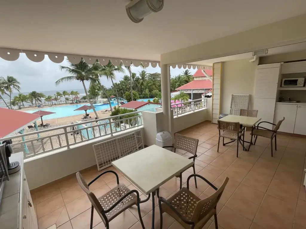 Terrasse de Double studio Vue mer et piscine Pierre et vacances Sainte Anne Guadeloupe
