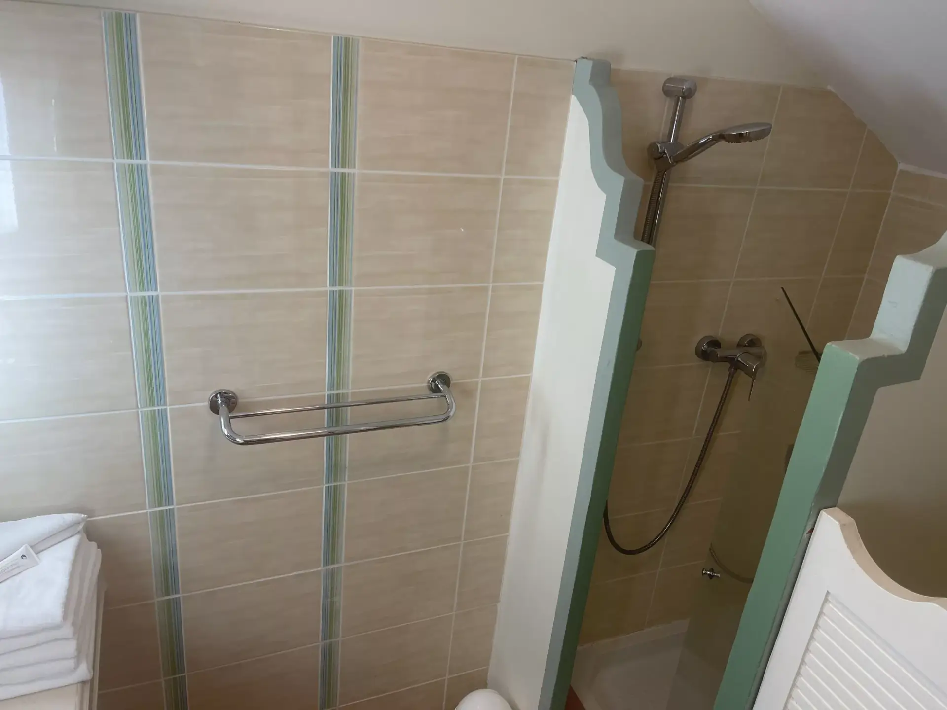 Salle de bain avec douche d'un studio Barbadine