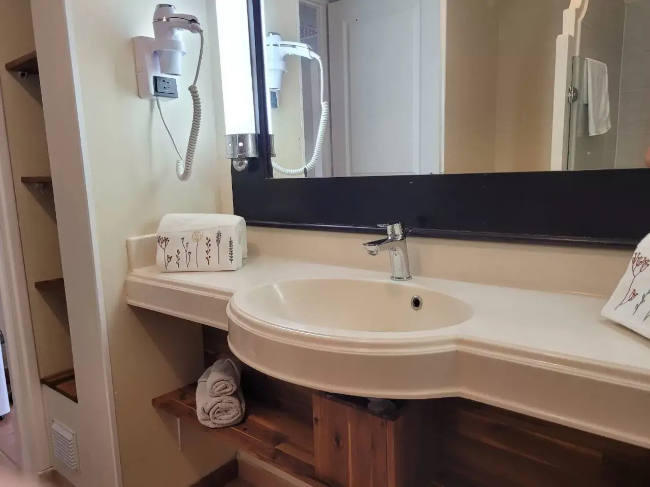Aouara 1304 - Salle de bain avec douche et wc