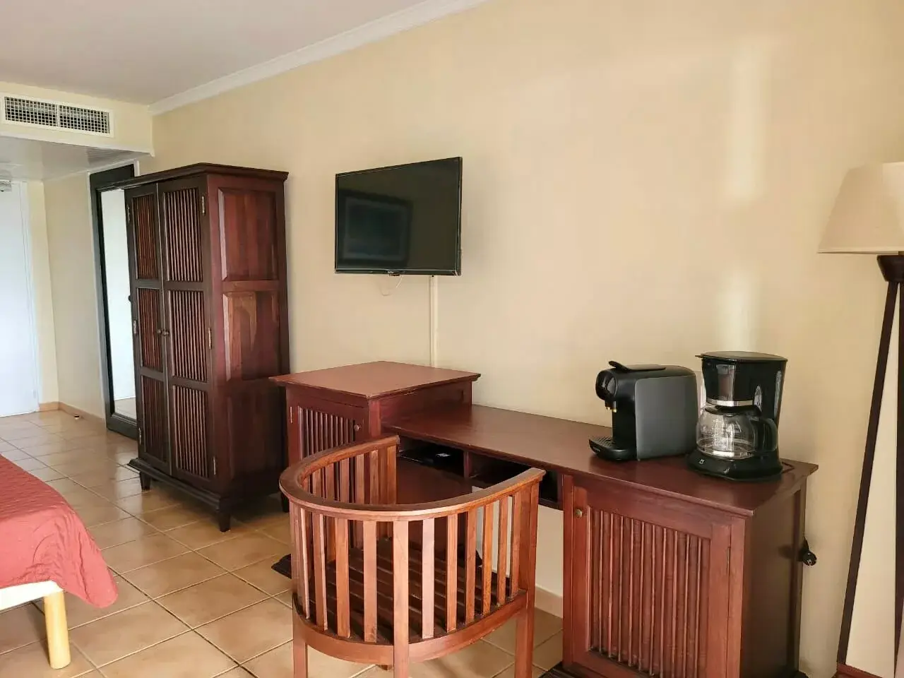 Aouara 1304 - Espace bureau tv cafetière Nespresso