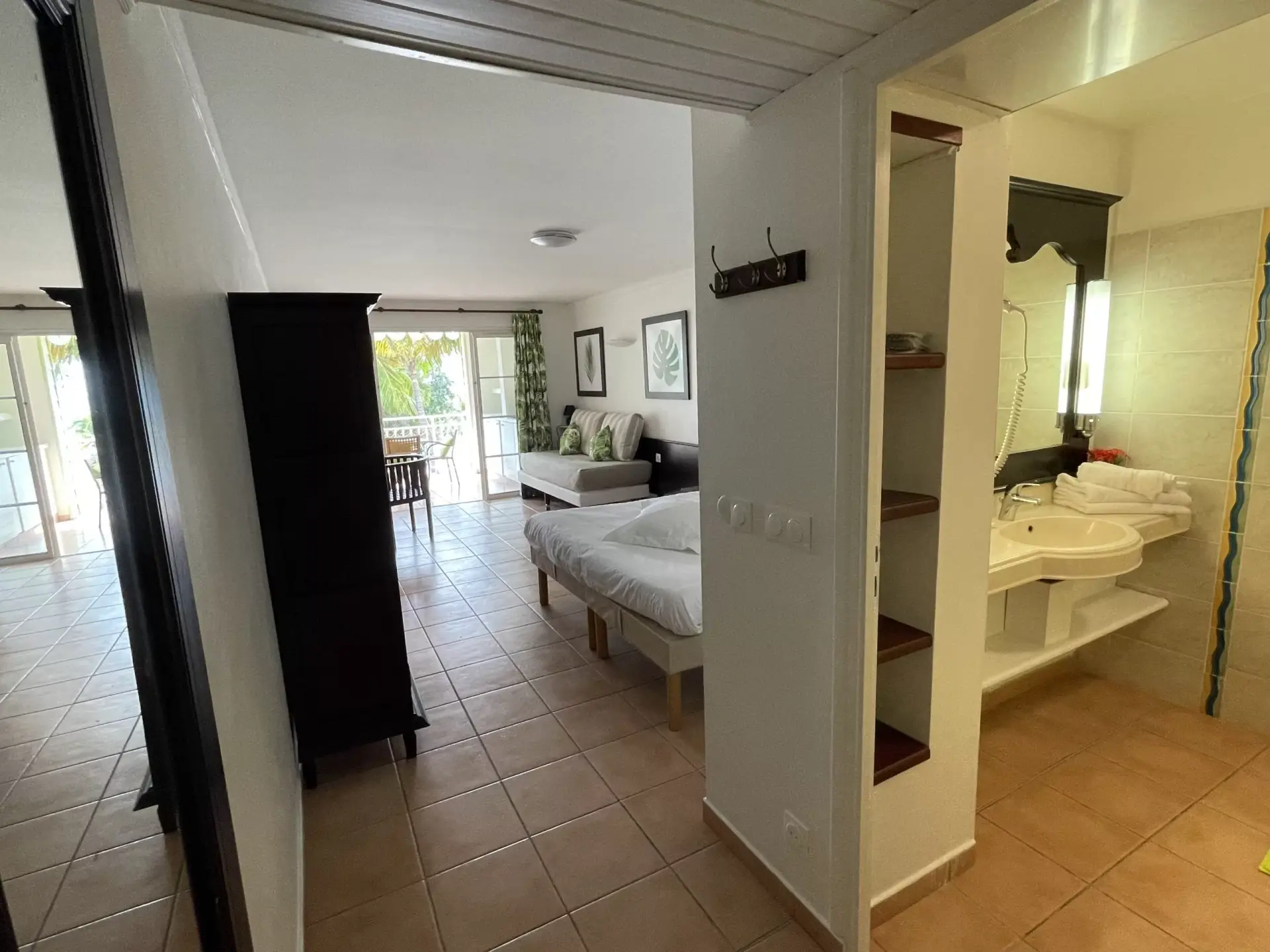Aouara 1318 - Vue d'ensemble de l'appartement et de la salle de bain avec douche et wc privatif