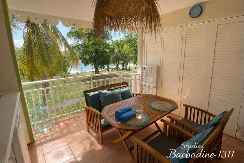 1311 Balcon avec vue mer sur la plage tropicale