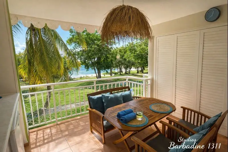 1311 Balcon avec vue sur la plage tropicale